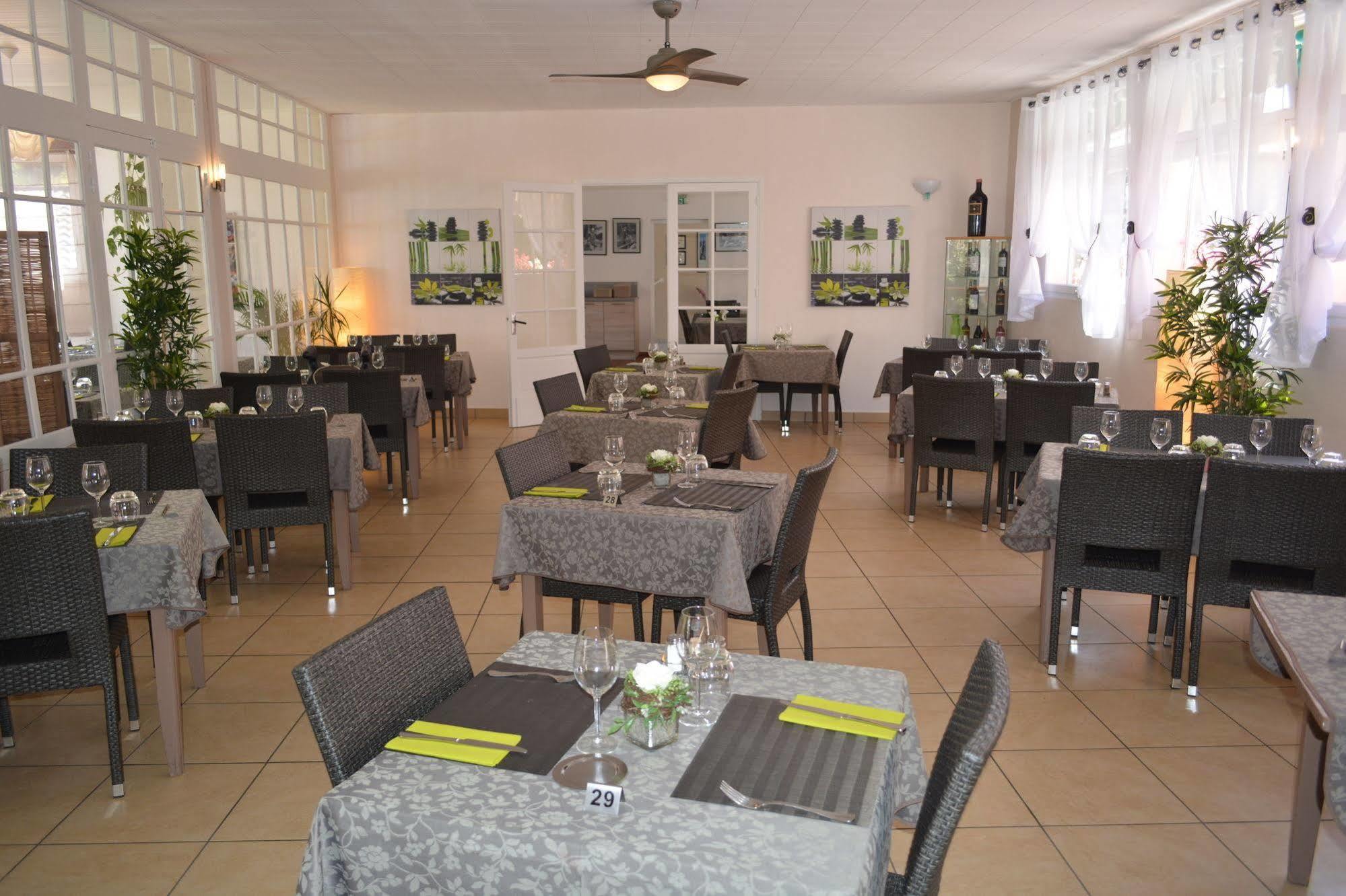 Hotel Restaurant Les Falaises Bouzies Bagian luar foto